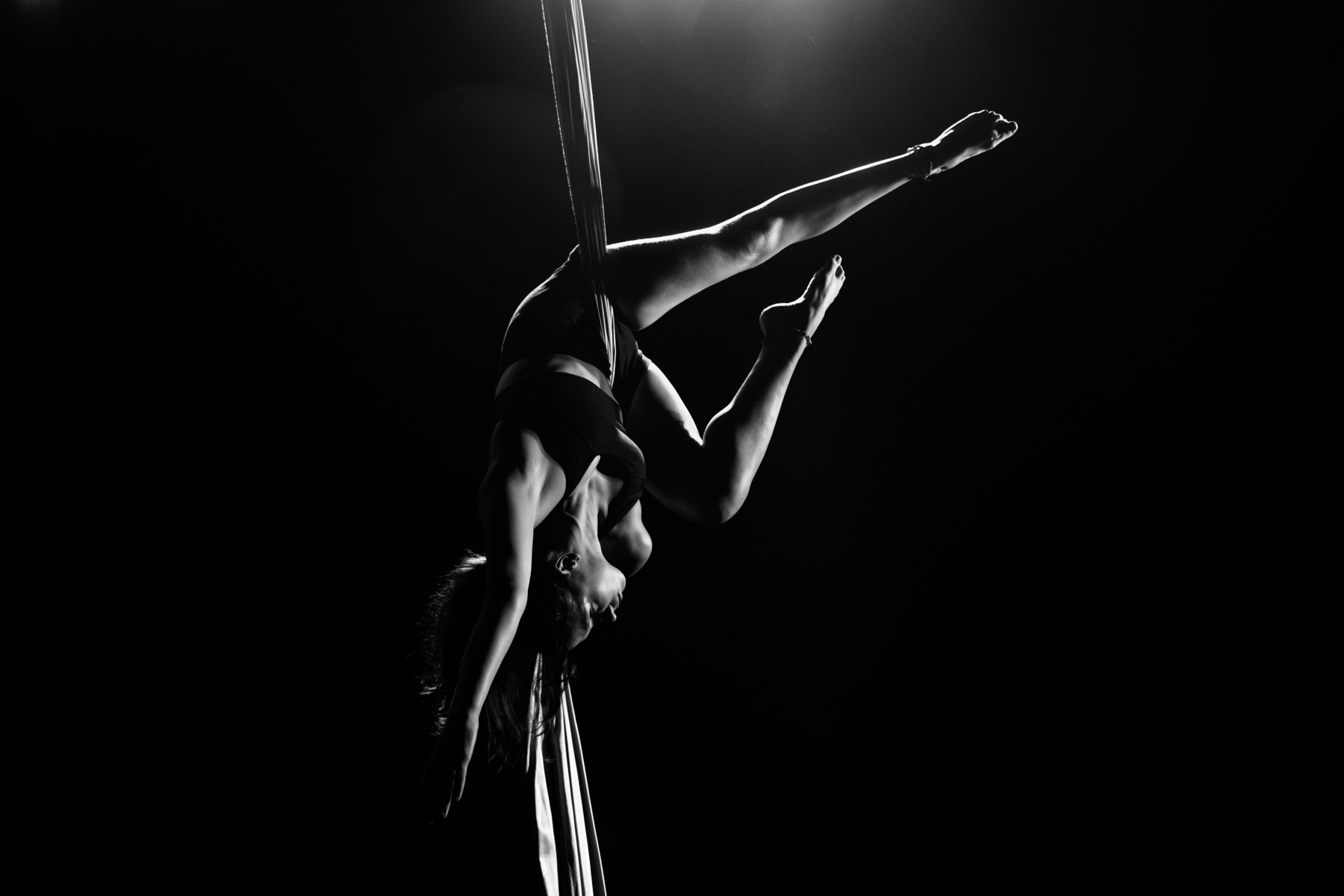 Artista aérea en blanco y negro
