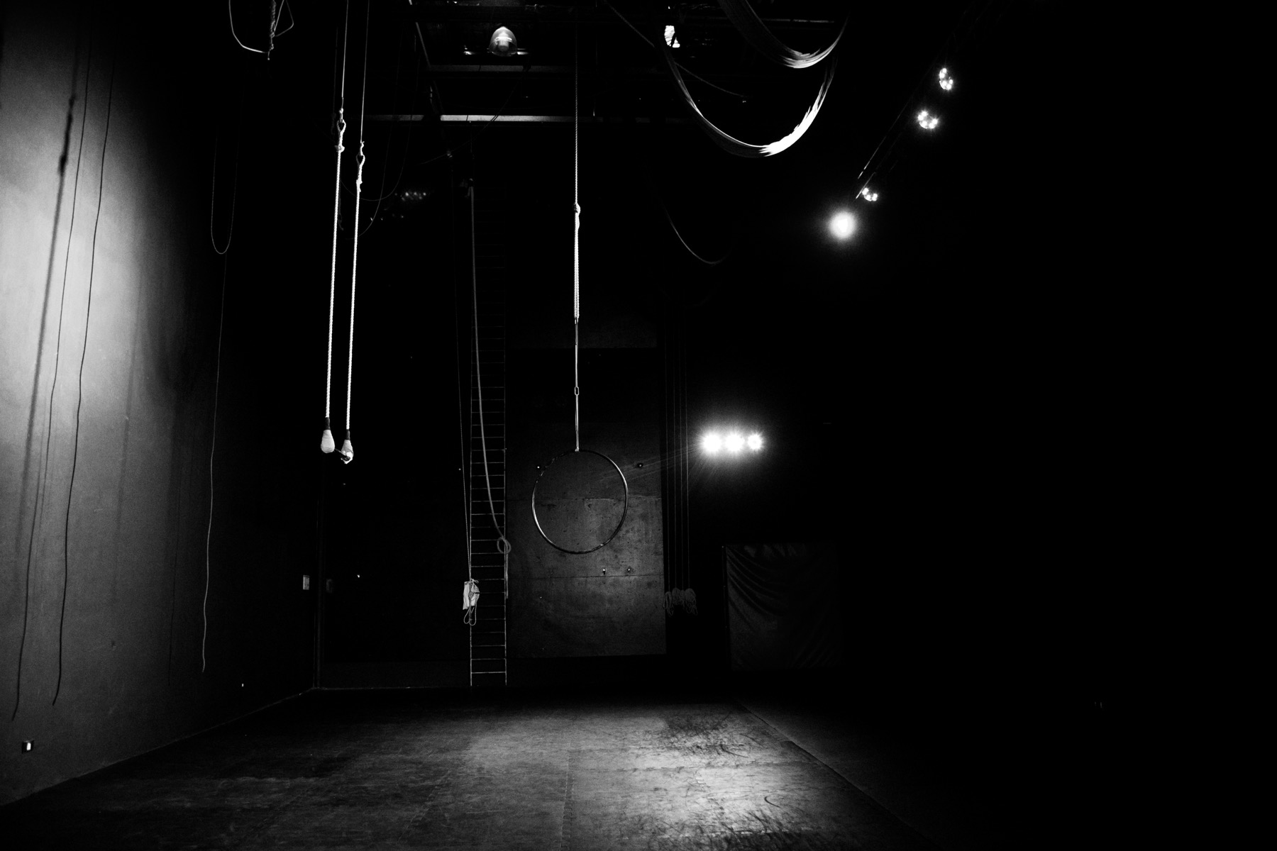 Set principal en blanco y negro